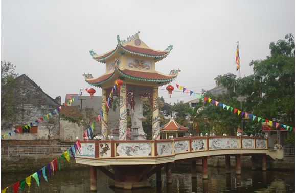 Tượng Quan Âm trước làng Đông Phòng